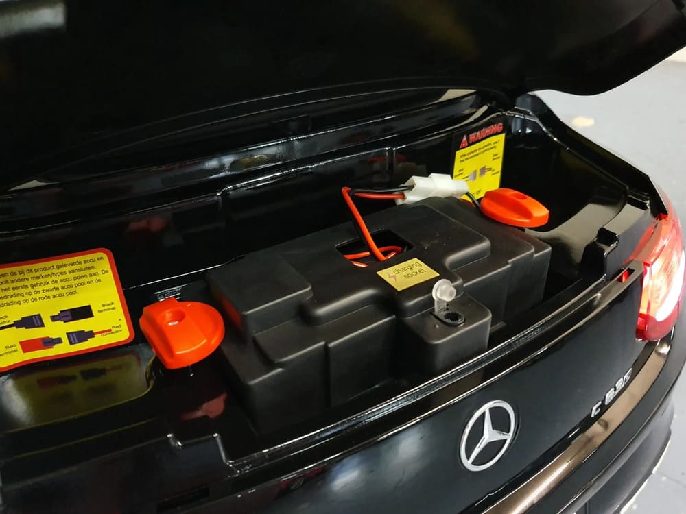 Otroški avto na akumulator Mercedes C63 S AMG